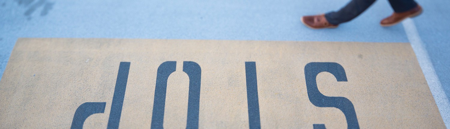 stop-fuesse Stop-Schrift auf dem Boden