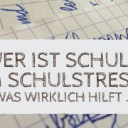 Foto einer Klassenarbeit. Text: Wer ist schuld am Schulstress? Was wirklich hilft …