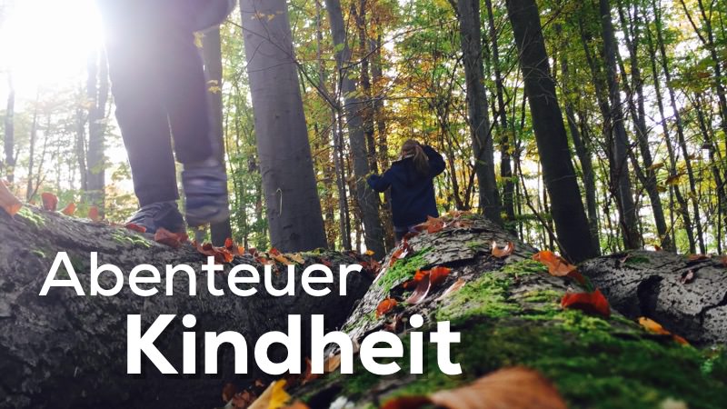 abenteuer-kindheit Foto zweier Kinder, die im Wald spielen. Text: Abenteuer Kindheit