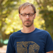 Christopher meditiert