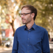 Porträt von Christopher End. Folge: Mit Kritik am bindungsorientierten Erziehungsstil umgehen