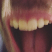 Vor Wut schreiender Erwachsener