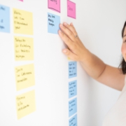 Foto: Carolin Habekost mit einem Kanban-Board aus Klebezetteln