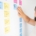 Foto: Carolin Habekost mit einem Kanban-Board aus Klebezetteln