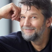 Porträtfoto: Kai Wiesinger sitzend und den Kopf abstützend