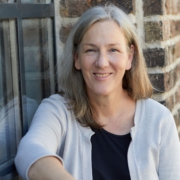 Regine Gwinner vor einer Backsteinmauer