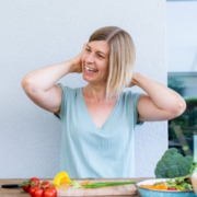 Moana Welscher am Küchentisch mit Gemüse und Kräutern