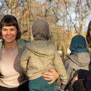 Foto von Prof. Dr. Svenja Krämer und Hanna Meyer mit ihren Kindern