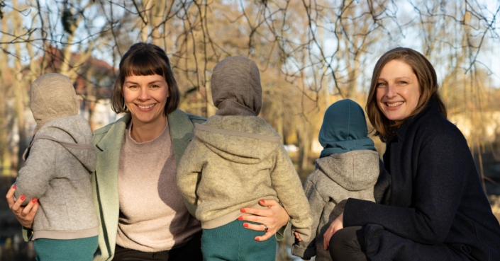 Foto von Prof. Dr. Svenja Krämer und Hanna Meyer mit ihren Kindern
