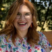 Porträt Nora Imlau lachend auf einer Bank