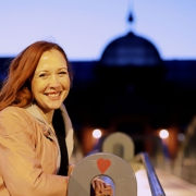 Porträtfoto Susanne Mierau vor Abendhimmel