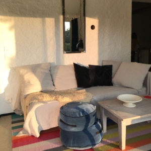 Innenansicht Haus: Sofa mit Abendsonne