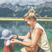 Sophie Folger mit ihrem Kind vor einem Bergsee