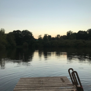 See in der Abenddämmerung. Steg im Vordergrund. Burgund