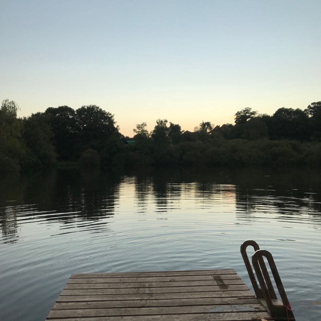 See in der Abenddämmerung. Steg im Vordergrund. Burgund