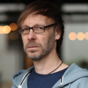 Foto von Christopher End – ernst dreinschauend