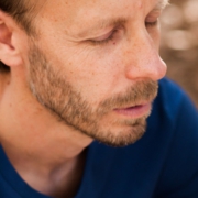 Foto von Christopher End, wie er mit geschlossenen Augen meditiert.