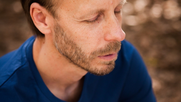 Foto von Christopher End, wie er mit geschlossenen Augen meditiert.