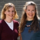 Foto von Kathrin Hohmann und Lea Wedewardt. Lächeln beide in die Kamera.