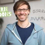 Foto von Christopher End lachend. Logo Eltern-Gedöns-Podcast Strichmännchenzeichnung: Jubelnde Menge mit dem Ausruf: "Hurra"