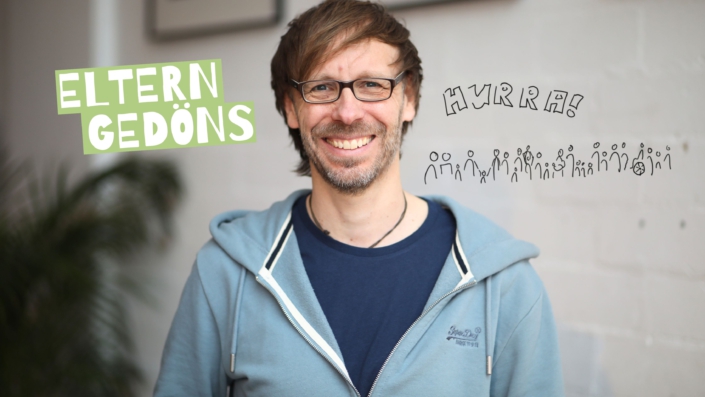Foto von Christopher End lachend. Logo Eltern-Gedöns-Podcast Strichmännchenzeichnung: Jubelnde Menge mit dem Ausruf: "Hurra"