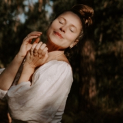 Foto von Danila Schmidt, wie sie mit geschlossenen Augen die Sonne genießt