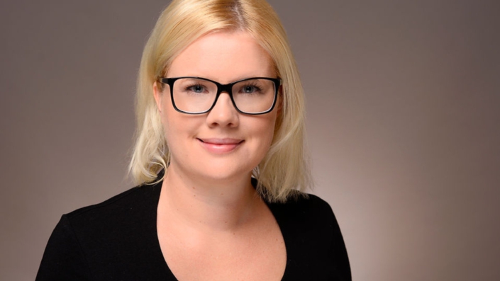 Porträtfoto von Dr. Andrea Tures