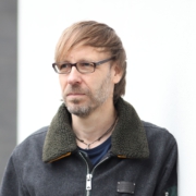 Foto von Christopher End, nachdenklich schauend