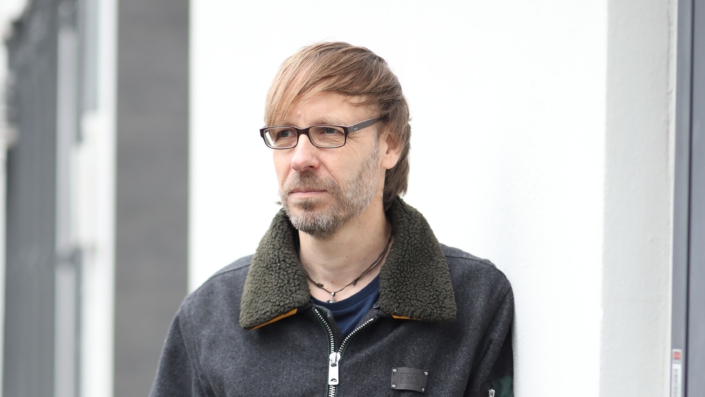 Foto von Christopher End, nachdenklich schauend