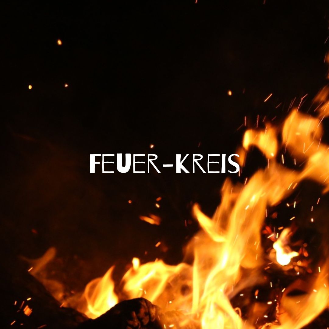 Feuer Kreis Instagram Foto von Flammen in der Dunkelheit. Überschrift: Feuer-Kreis