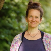 Foto von Kati Bohnet, Hintergrund Baum und Grün