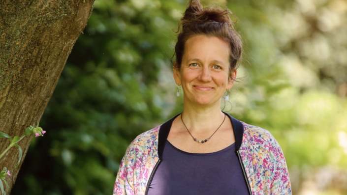 Foto von Kati Bohnet, Hintergrund Baum und Grün
