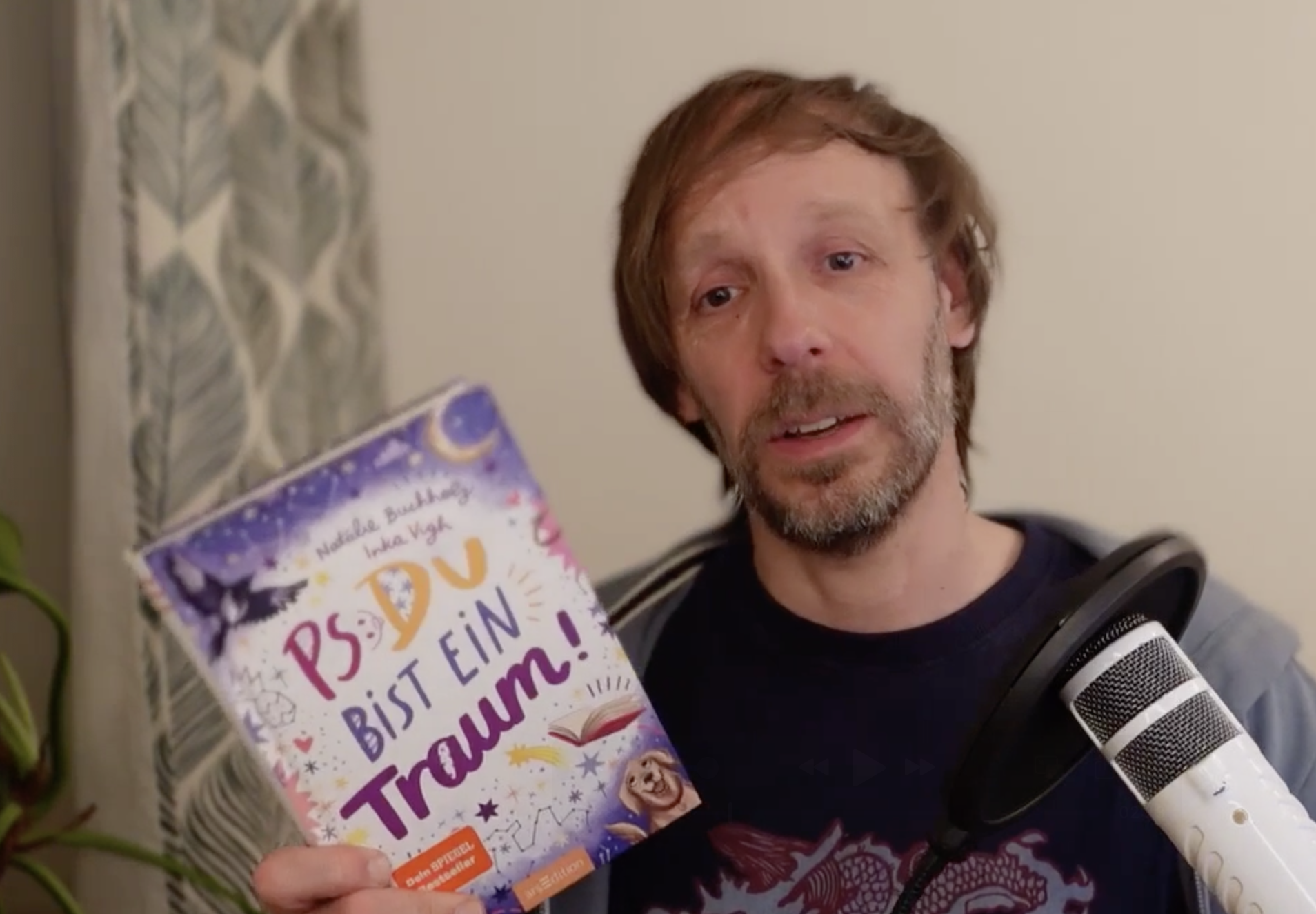 Chris stellt das Buch "PS: Du bist ein Traum" vor