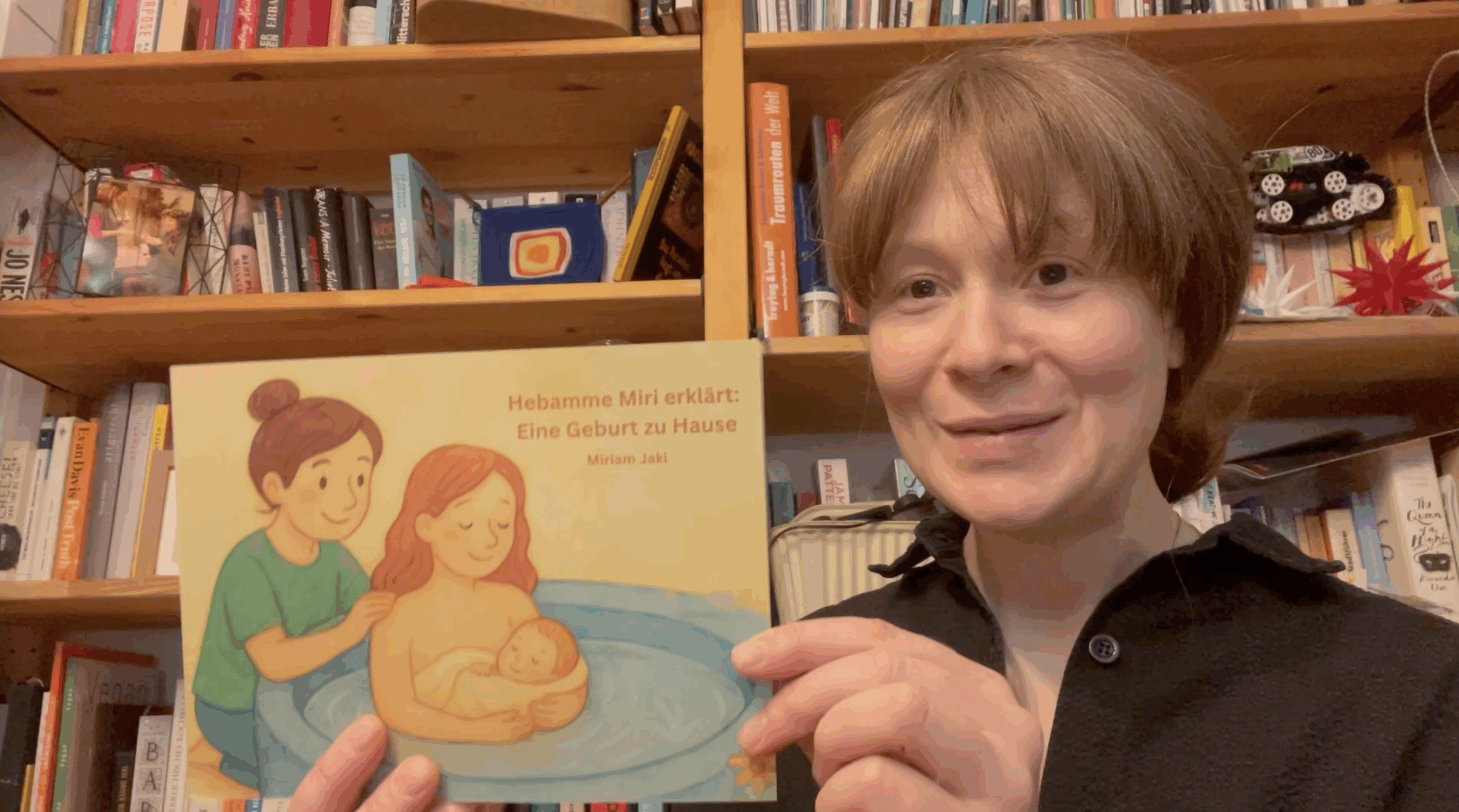 Thea Maillard stellt das Buch "Hebamme Miri erklärt: Eine Geburt zu Hause" vor