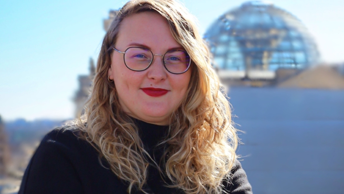 eg438 (3400×1916) Porträtfoto von Franzi Helms vor dem Bundestag