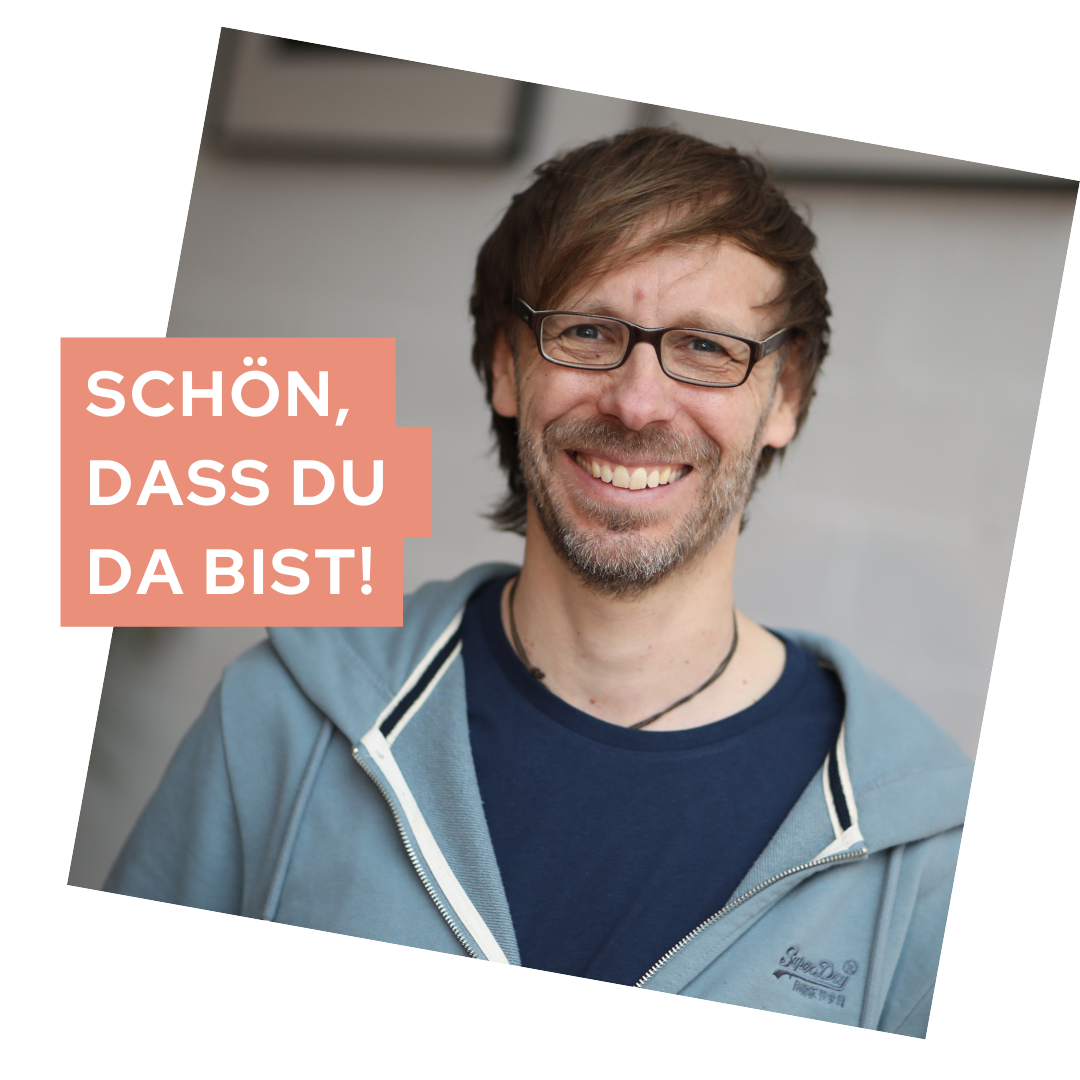 Foto Christopher End lächelnd Text: Schön, dass du da bist!