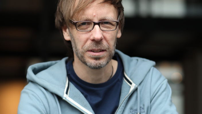 Foto Christopher End – ernst blickend