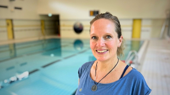 eg478 (3400×1916) Anja Kerkow im Schwimmbad in Potsdam