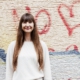 Porträtfoto von Romina Alberti vor einer Hauswand mit Graffiti