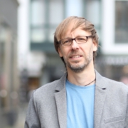 Christopher End läuft durch eine Straße