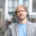 Christopher End läuft durch eine Straße