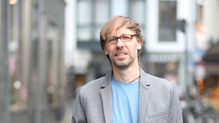 Christopher End läuft durch eine Straße