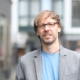 Christopher End läuft durch eine Straße